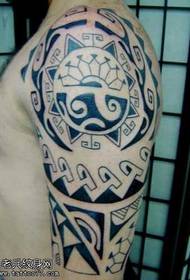 Model i bukur i tatuazheve Maya Totem