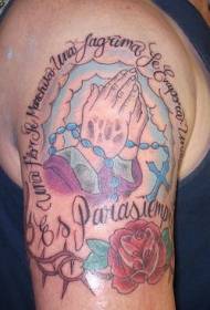 рамо цвят молитва ръка и роза татуировка модел