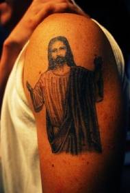Плечо черного Иисуса в плаще с татуировкой