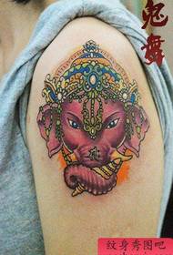 armar un patrón de tatuaje de elefante de color religioso clásico