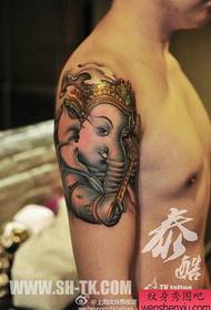 krah popullor me një model tatuazhi elefanti pak të lezetshëm