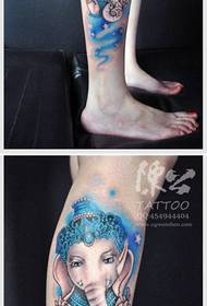 gambe di bellezza bellissimo e bellissimo tatuaggio di elefante