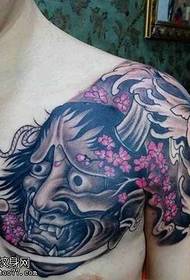 patrón de tatuaxe en forma de peito