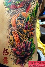 cintura a l'esquena masculina d'un patró clàssic de tatuatge de Buda de farmacèutic