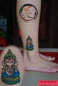 Mergaitės kojos yra mažos ir populiarios kaip dievo tatuiruotės modelis