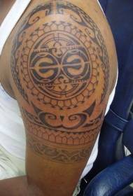 Na ramenu crni polinezijski plemenski totem tetovaža uzorak