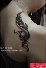 girls shoulders beautiful and beautiful black and white feather tattoo pattern