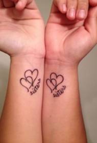 Ramię dziewczyny na czarnej linii kreatywnego literackiego tatuażu serca
