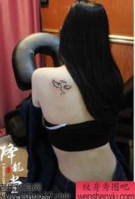 model de tatuaj clasic cu umeri de frumusețe Totem aripi
