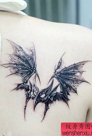 dívčí ramena Alternativní typ populární masky s tetováním na křídlech