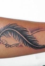 Jonges earms op swartgriis Sketch Sting Tips Creative Feather Tattoo Picture