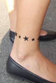 Schoolgirl txahala lerro beltzaren sormen izar tatuaje marrazkian