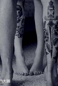 Modello tatuaggio pugnale personalità gamba