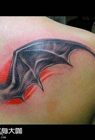 Padrão de tatuagem de asas de morcego no ombro