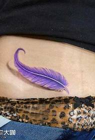 Model de tatuaj cu pene violet în talie