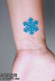 modèle de tatouage totem bras bleu flocon de neige