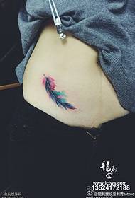 Ang pattern na may tattoo na feather feather sa tiyan