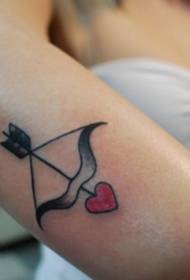 Uzorak tetovaže luka i srca u malenoj ruci