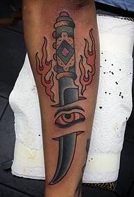 Modèle de tatouage de poignard de bras