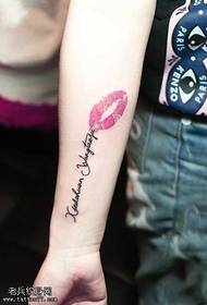 Ručno ružičaste crvene usne engleski uzorak tetovaža