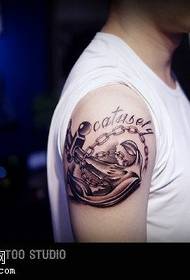 Motif de tatouage d'ancre sur l'épaule