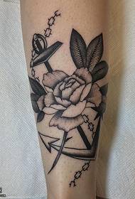 Patrón de tatuaxe floral de áncora de becerro