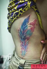 dziewczęca talia pięknie kolorowy wzór tatuażu z piór
