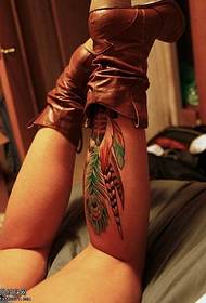 Patrón de tatuaxe de plumas nas pernas