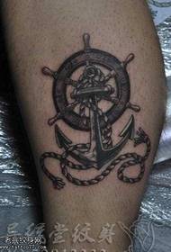 Model de tatuaj frumos ancorat pe picioare