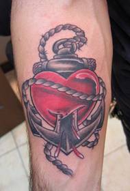Model de tatuaj ancoră cu inima roșie străpunsă în stil tradițional