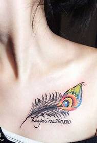маленькая татуировка из перьев ключицы