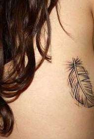 costas de plumas frescas Patrón de tatuaje