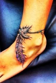 Dibujo de acuarela pintada creativa pluma literaria tatuaje imagen en el pie de la niña