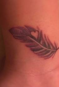 Śliczne fioletowe pióra z wzorem tatuażu w kształcie serca