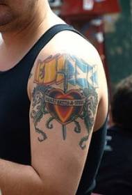 На плечі кольорові татуювання іспанського та шотландського прапорів