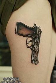 Μοντέλο τατουάζ με πιστόλι Glam