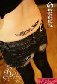 Красива талия и красив черно-бели крила татуировка модел