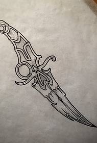 Lámhscríbhinn tattoo líne dagger Eorpach agus Mheiriceá
