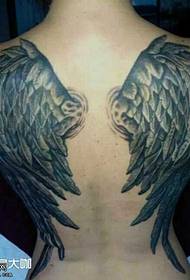 Татуировка с перьями на спине