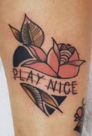 Tatouage créatif en forme de coeur et de plante