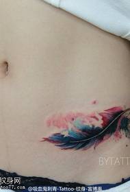Patrón de tatuaje de pluma hermosa estilo tinta