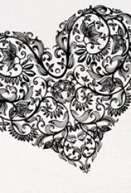 Juodo pilko eskizo kūrybingo subtilaus gėlių modelio širdies formos tatuiruotės rankraštis
