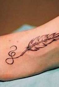 Gyönyörű toll tetoválás minta a lábán