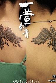 女生背部经典时尚的十字架翅膀纹身图案