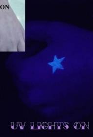 Brazo minimalista patrón de tatuaje fluorescente de estrella de cinco puntas
