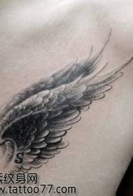modèle réaliste de tatouage d'ailes de poitrine