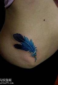 Коремче татуировка със синьо перо