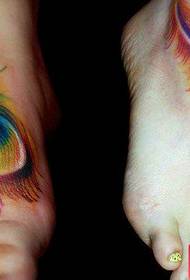 Skaists spalvu spalvu tetovējuma raksts uz meitenes pakāpiena
