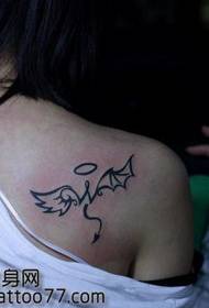 популарна естетска шема на тетоважи со крилја Тотем