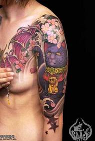Rankos purpurinės laimingos katės tatuiruotės modelis